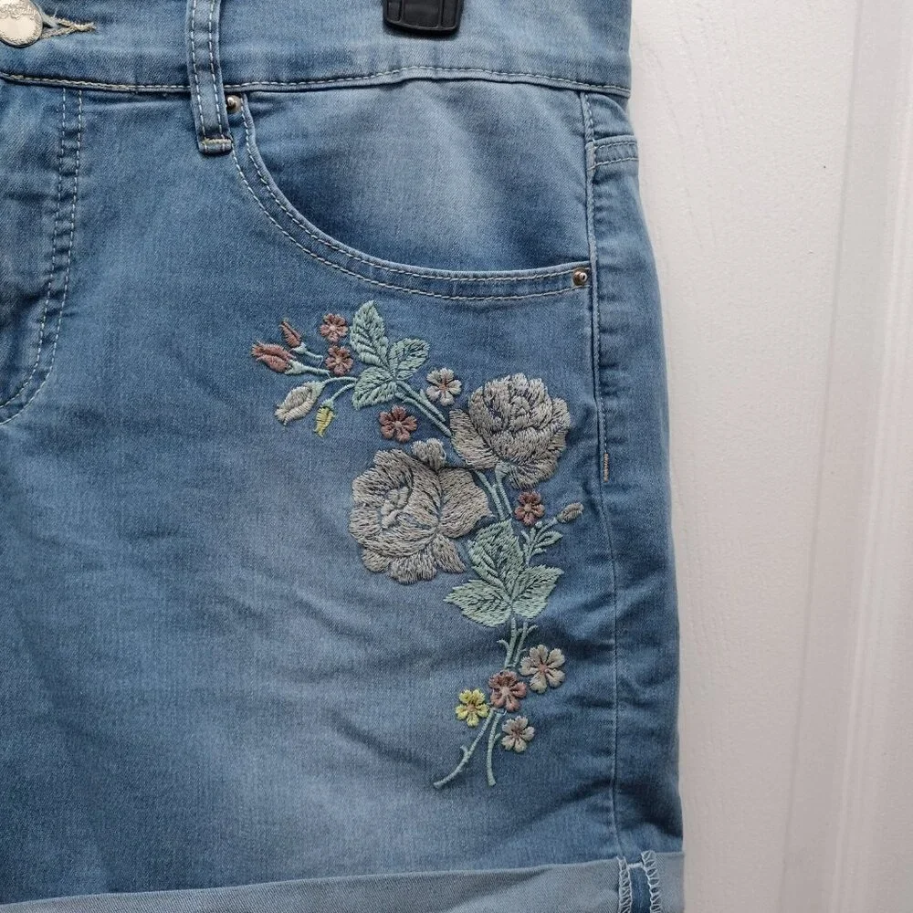 Royalty For Me Embroidered Denim Shorts Women’s Size 14 Blue Stretch Floral Casu - Picture 5 of 10